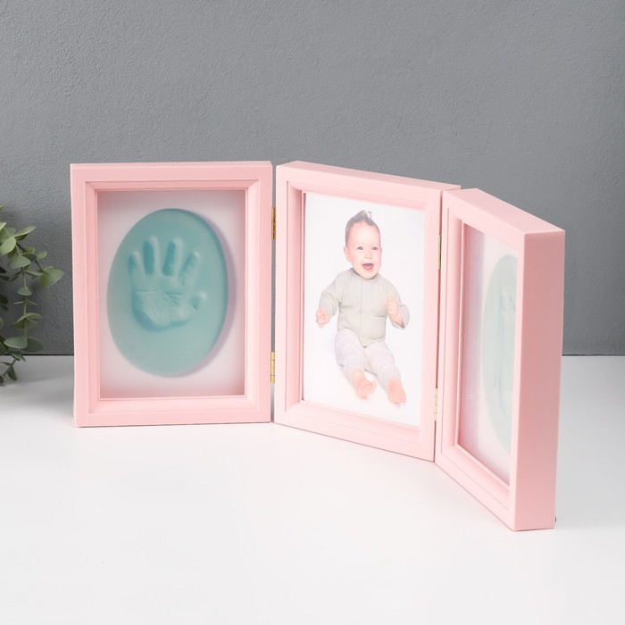 Фоторамка пластик 13х18 см с полим.глиной Фоторамка пластик 13х18 см с полим.глиной "Отпечаток ладошки и ножки" розовая 20,5х46,5 см