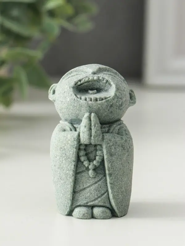 Фигурка песчаник &laquo;Маленький монах с чётками - священные писания&raquo;, 3.3&times;4&times;7 см