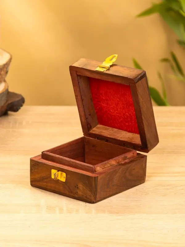 Шкатулка квадратная  с замочком латунь 10х10х6 см, дерево шишам Шкатулка квадратная  с замочком латунь 10х10х6 см, дерево шишам