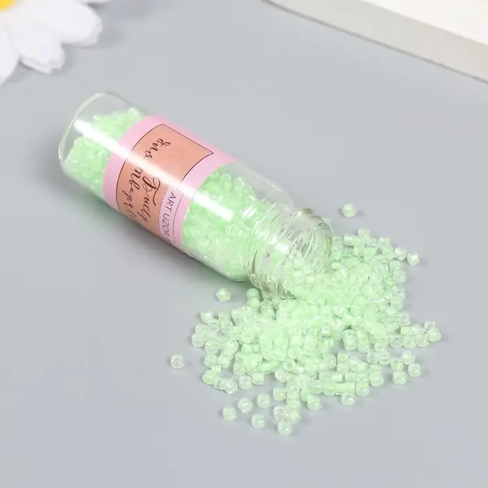 Бисер 8/0 в бутылочке  Бисер 8/0 в бутылочке "Полупрозрачный с цв.серединой. Мята" светится под УФ 20 гр 6х2х2 см