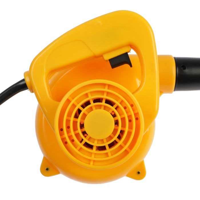 Воздуходувка электрическая ТУНДРА, функция всасывания, 800 Вт, 13000 об/мин, 138 м3/час Воздуходувка электрическая ТУНДРА, функция всасывания, 800 Вт, 13000 об/мин, 138 м3/час