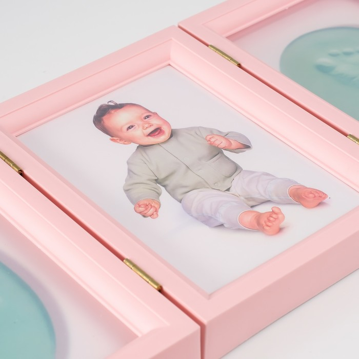 Фоторамка пластик 13х18 см с полим.глиной Фоторамка пластик 13х18 см с полим.глиной "Отпечаток ладошки и ножки" розовая 20,5х46,5 см