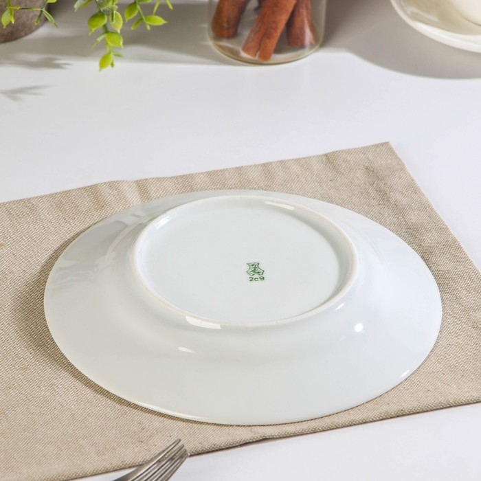 Тарелка фарфоровая «Маки красные», d=20 см, белая Тарелка фарфоровая «Маки красные», d=20 см, белая