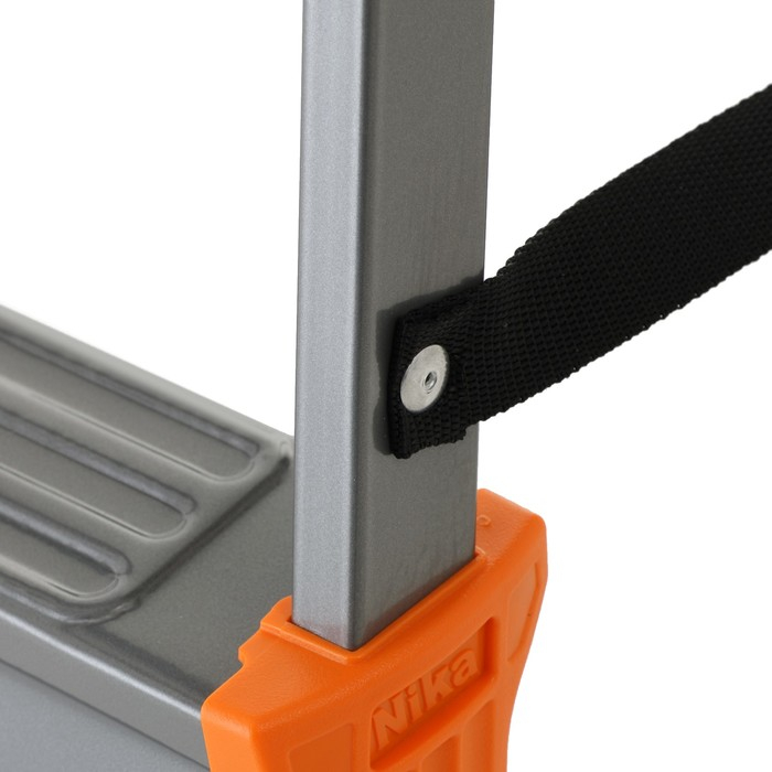 Стремянка Nika СМ6, широкие ступени, высота до рабочей площадки 1290 мм, 6 ступеней Стремянка Nika СМ6, широкие ступени, высота до рабочей площадки 1290 мм, 6 ступеней