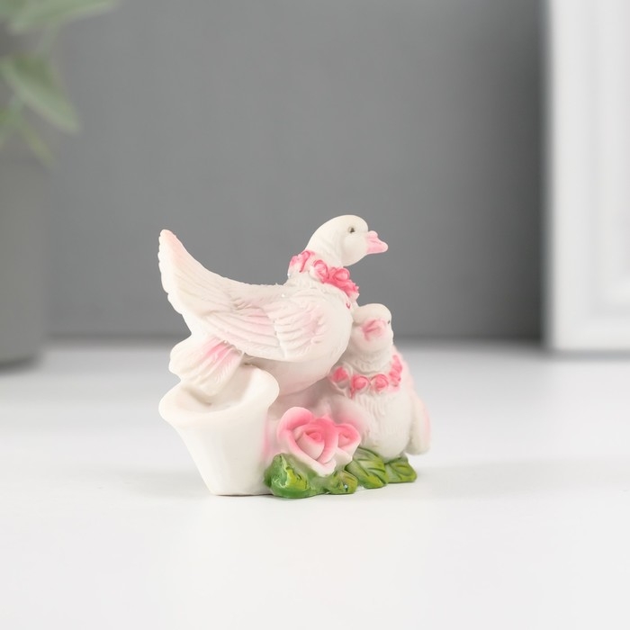 Полистоун голуби на книге в розовом венке 4*6 см Полистоун голуби на книге в розовом венке 4*6 см