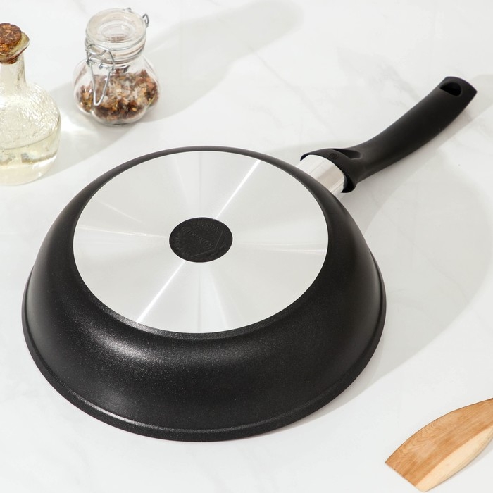 Сковорода «Традиция», d=24 см, пластиковая ручка, стеклянная крышка, антипригарное покрытие, цвет чёрный Сковорода «Традиция», d=24 см, пластиковая ручка, стеклянная крышка, антипригарное покрытие, цвет чёрный