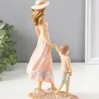 Сувенир полистоун "Мама в розовом платье и шляпке гуляют с сыном по пляжу" 23,5 см