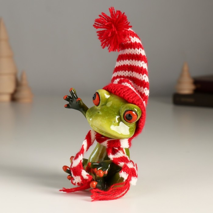 Сувенир полистоун лак Сувенир полистоун лак "Лягуха в шаполчке и шарфике приветствует" 7,7х6,3х13 см