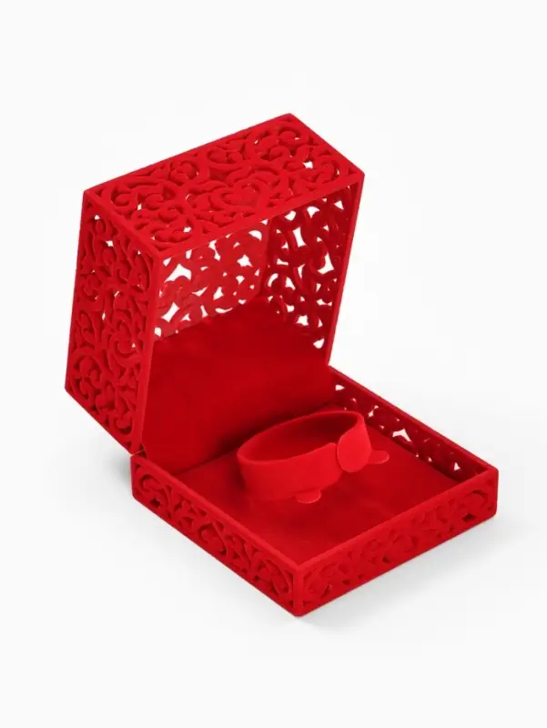 Футляр бархатный под браслет "Куб резной", 10*10*6,5, цвет красный, вставка красная