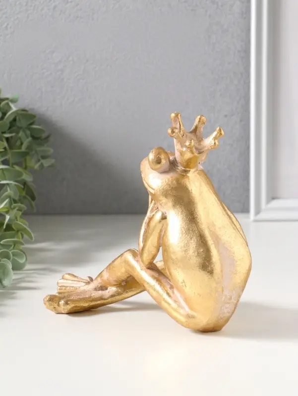 Сувенир полистоун "Принцесса-лягушка в короне" золото 19х9,3х16,5 см