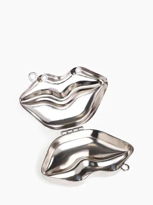 Сумка мини-клатч на магните, в форме губ, жёсткий корпус, на длинной цепочке, серебристая