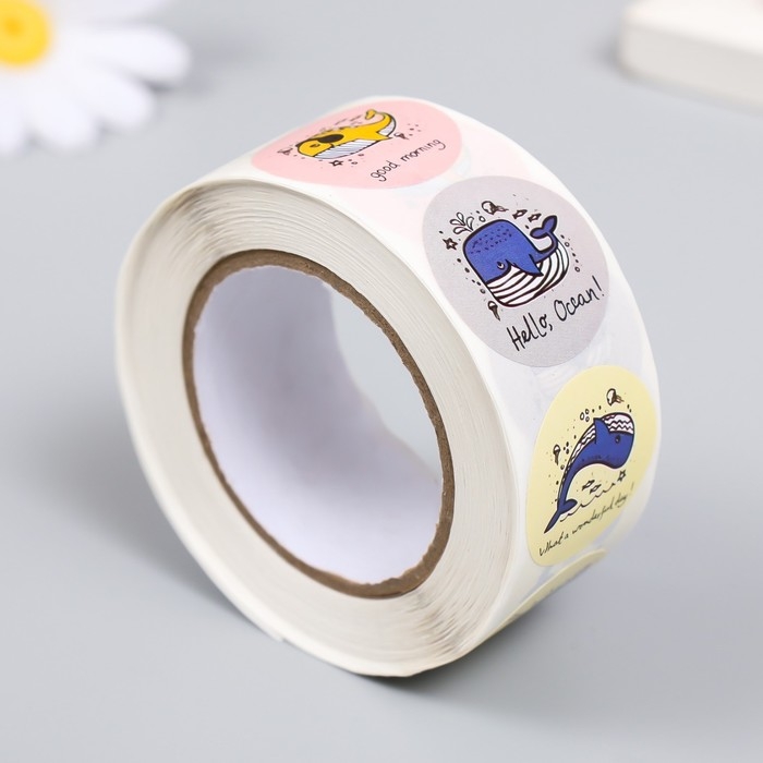 Наклейка бумага "Киты" d=2,5 см 500 шт в рулоне 3х6,5х6,5 см