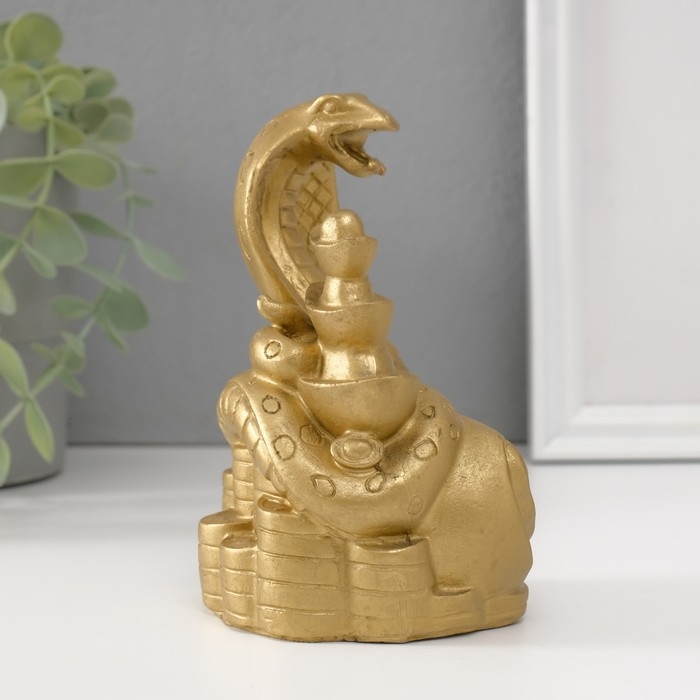 Нэцкэ полистоун Нэцкэ полистоун "Кобра с золотыми слитками" 8х8,7х13,5 см