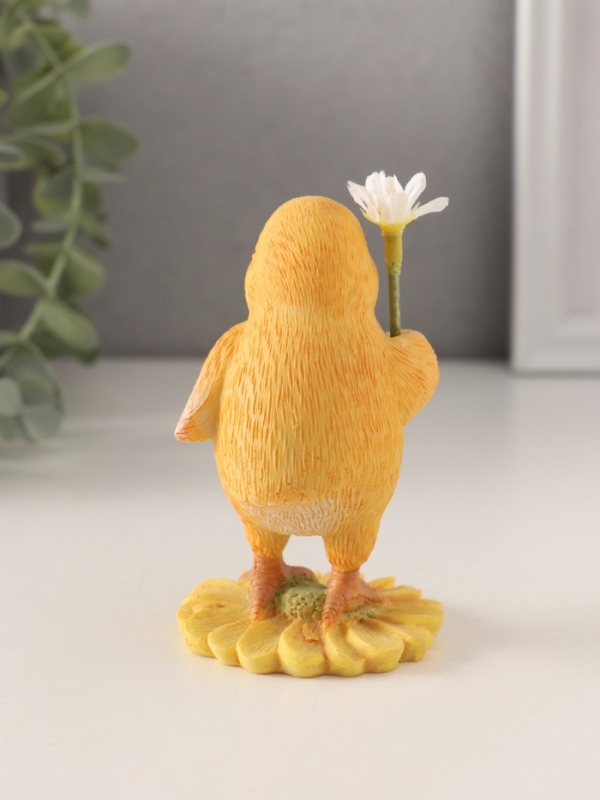 Сувенир полистоун  Сувенир полистоун "Цыплёнок с ромашкой" 5,5х5,5х10 см