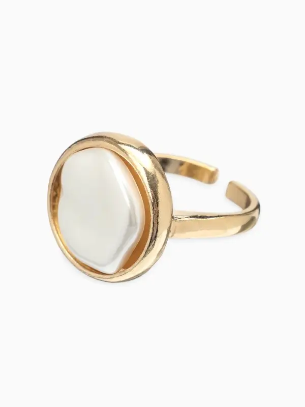 Кольцо &laquo;Перламутр&raquo;, круг, белое в золоте, безразмерное