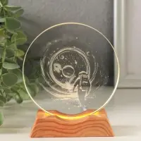 Сувенир стекло свет "Диск. Высадка космонавта на луну" 5хLED d=10 см, USB 10х4х11,4 см Сувенир стекло свет "Диск. Высадка космонавта на луну" 5хLED d=10 см, USB 10х4х11,4 см