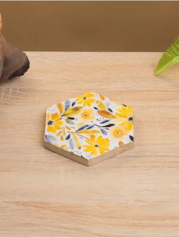 Подставка под горячее &laquo;Желтые и синие цветы&raquo;, набор 4 шт., 15&times;13&times;5 см, дерево манго