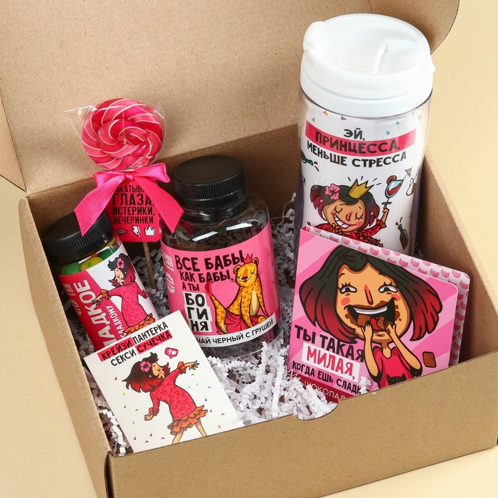 Гифтбокс «Королеве, блин, всего»: чай 50 г., термостакан 350 мл., драже 80 г., шоколад 4 шт. х 5 г., леденец 15 г. Гифтбокс «Королеве, блин, всего»: чай 50 г., термостакан 350 мл., драже 80 г., шоколад 4 шт. х 5 г., леденец 15 г.