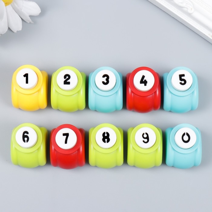 Набор фигурных дыроколов в мешке Набор фигурных дыроколов в мешке "Цифры" 10 шт d=0,8 см 3х2,5х3 см