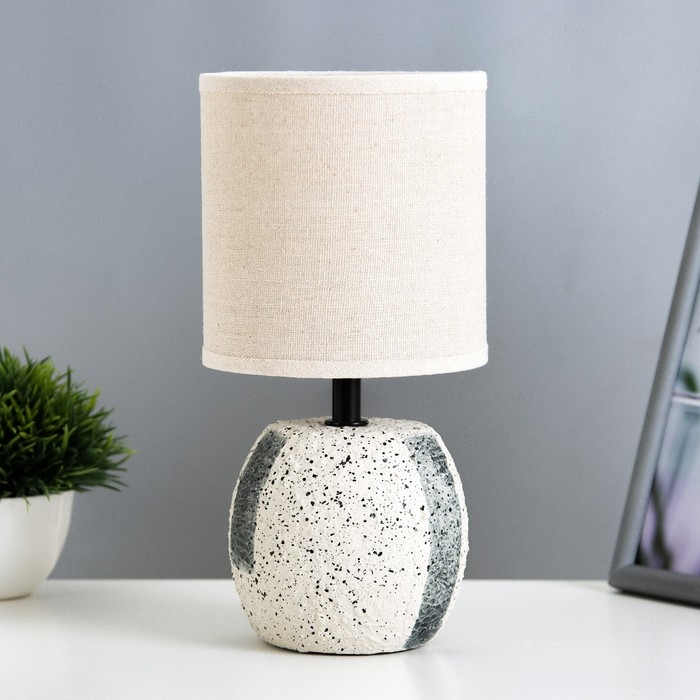 Настольная лампа Настольная лампа "Аделла" Е14 40Вт бело-серый 12х12х26 см RISALUX