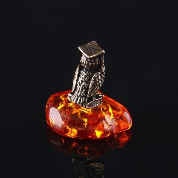 Сувенир Сувенир "Совушка", латунь, янтарная смола, 1,7х0,7х0,9 см