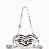 Сумка мини-клатч на магните, в форме губ, жёсткий корпус, на длинной цепочке, серебристая
