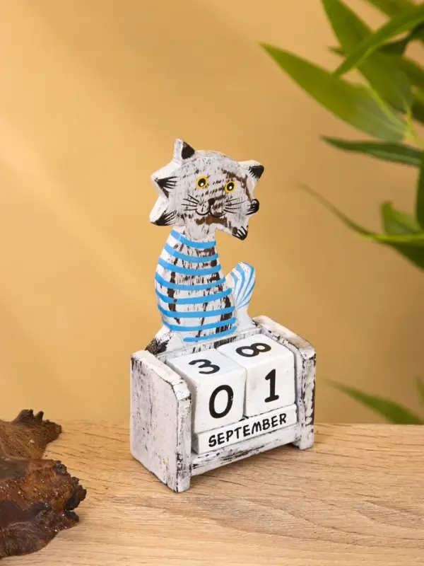 Календарь настольный "Полосатый кот" дерево 7х4х14 см, цв.  серо-голубой