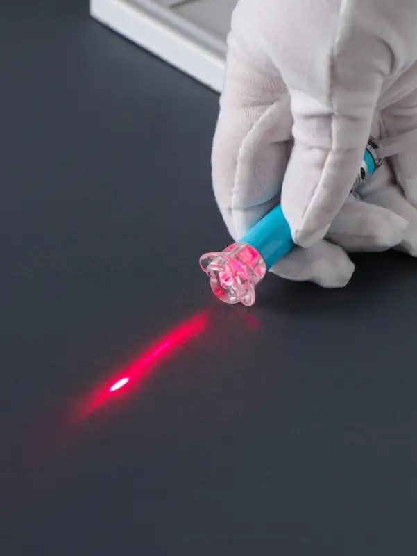 Фонарик-лазер брелок на карабине "Цветок" пастель МИКС 2,5х2,5х8 см