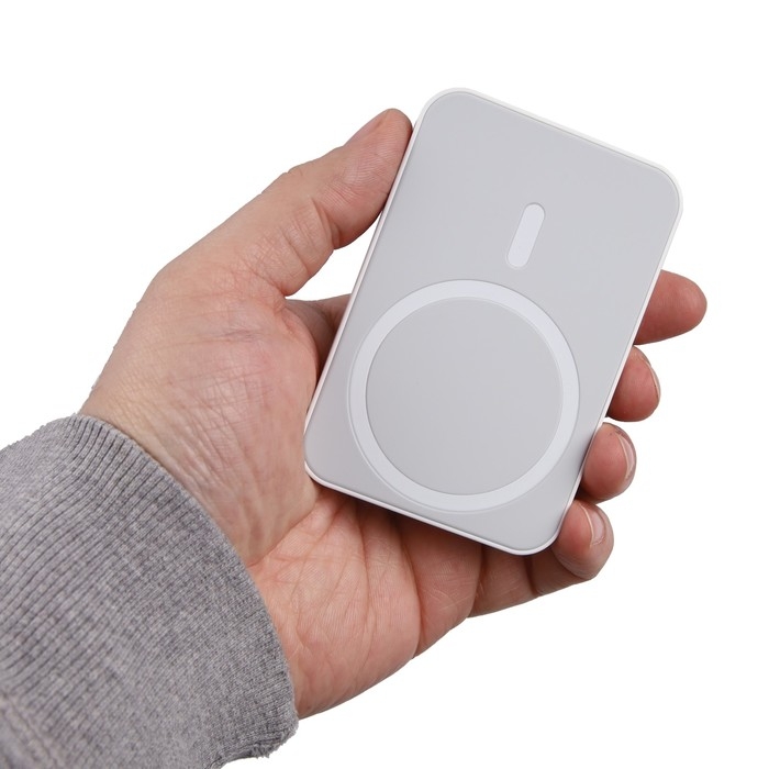 Внешний аккумулятор CRR-33, 5000 мАч, 5 W, с функцией MagSafe, Lightning, белый Внешний аккумулятор CRR-33, 5000 мАч, 5 W, с функцией MagSafe, Lightning, белый