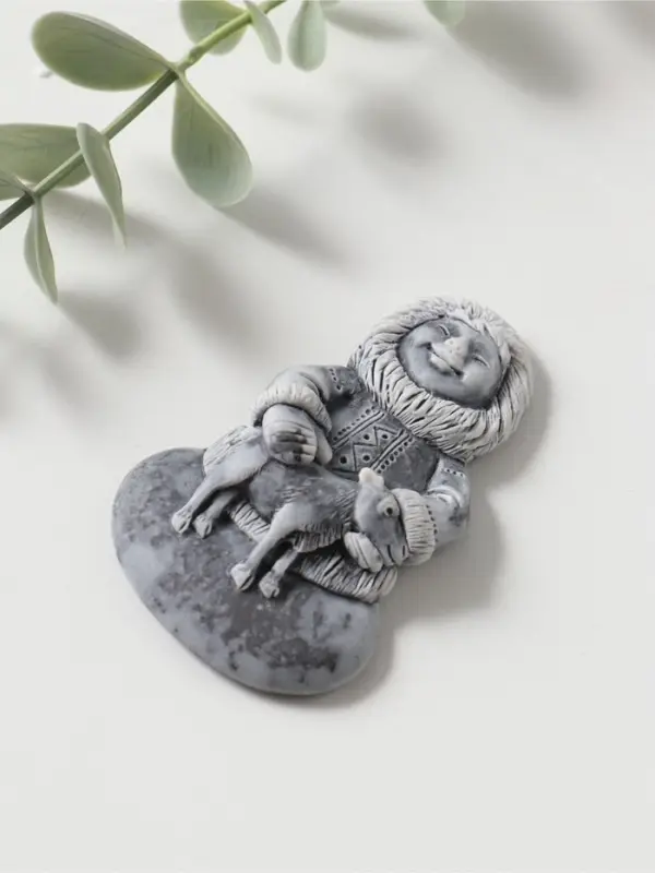 Магнит "Девочка с олененком" (барельеф) , 7,5см