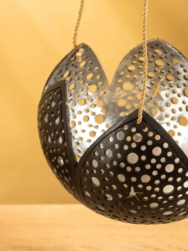 Подсвечник подвесной из кокоса «Бутон», 14×14×10 см, чёрно-серебристый