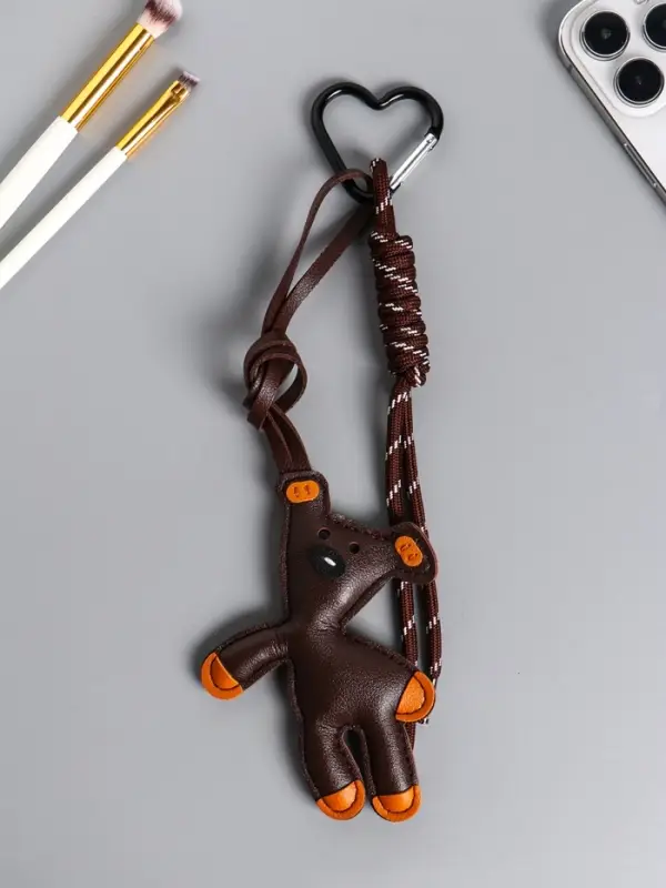 Брелок на карабине кожзам, текстиль  Брелок на карабине кожзам, текстиль "Медведь" бурый, с узлом 27х8,8х1,5 см