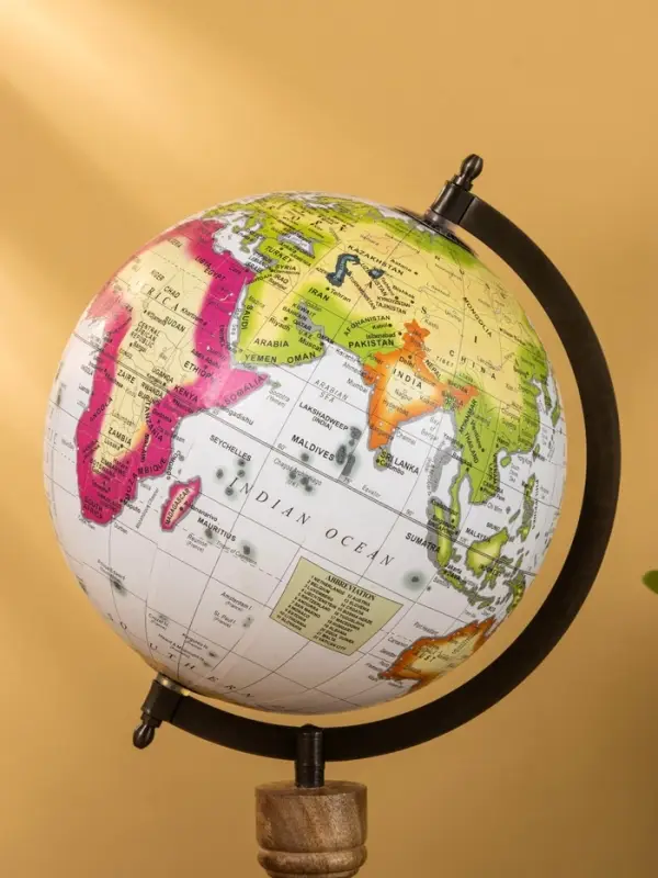 Глобус сувенирный 23х20х39 см, подставка дерево Глобус сувенирный 23х20х39 см, подставка дерево