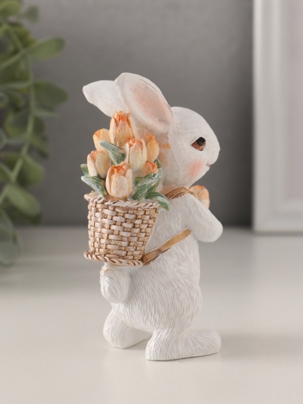 Сувенир полистоун  Сувенир полистоун "Белый кролик с тюльпанами в рюкзаке-корзине" 6,5х5,5х11,5 см