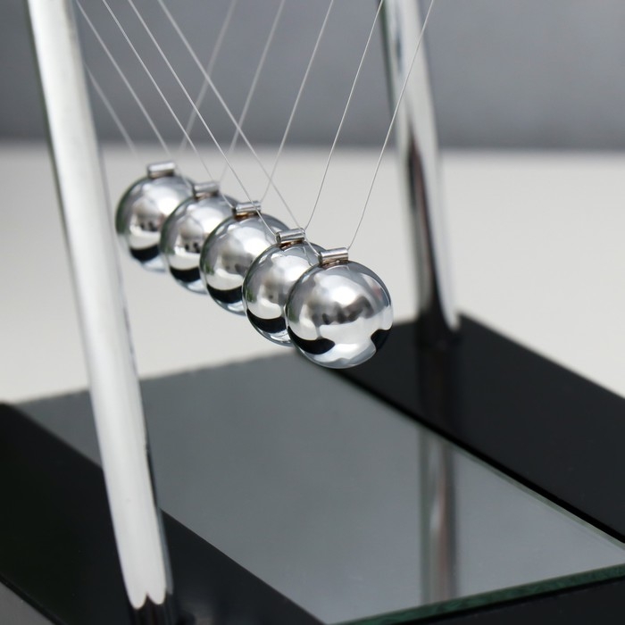 Маятник пластик Маятник пластик "Шары Ньютона" с зеркалом 13,5х11,3х13 см