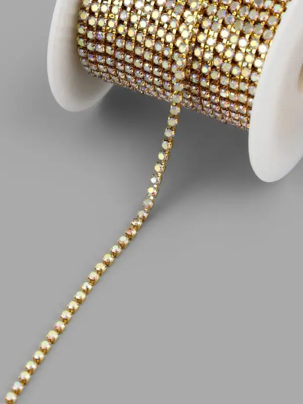 Цепь со стразами, с голографией, металл, стекло, 2.5 мм, 9&plusmn;1 м, цвет золотой