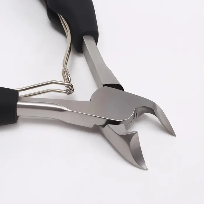 Кусачки педикюрные, с колпачком, с прорезиненными ручками, изогнутое лезвие, 12.5 см, длина лезвия-15 мм, чёрные, серебристые