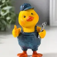 Сувенир полистоун лак "Жёлтый утёнок - мастер на все руки" 7,5х6,5х12 см