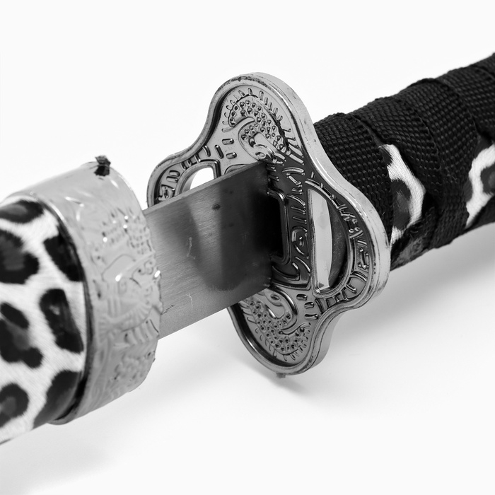 Сувенирное оружие «Катана на подставке», темно серые ножны под леопарда, 89см Сувенирное оружие «Катана на подставке», темно серые ножны под леопарда, 89см