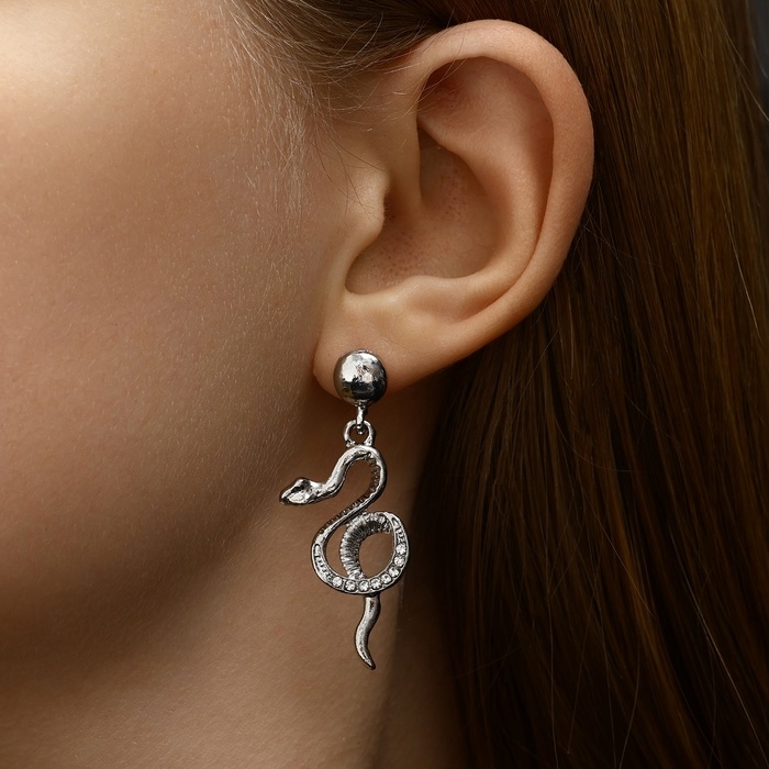 Серьги висячие со стразами Серьги висячие со стразами "Змея" мелодия, цвет белый в серебре