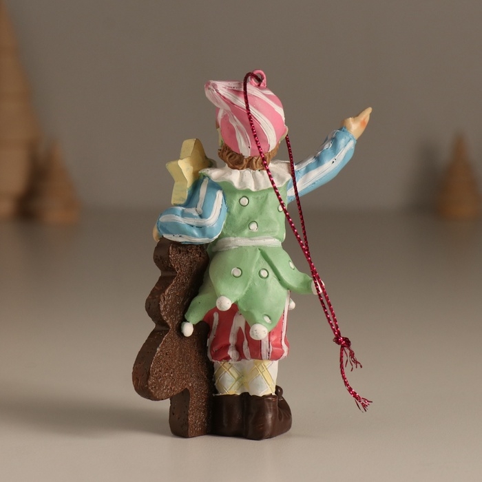 Сувенир полистоун подвеска  Сувенир полистоун подвеска "Новогодний эльф с имбирной ёлкой" 8х4х10,5 см