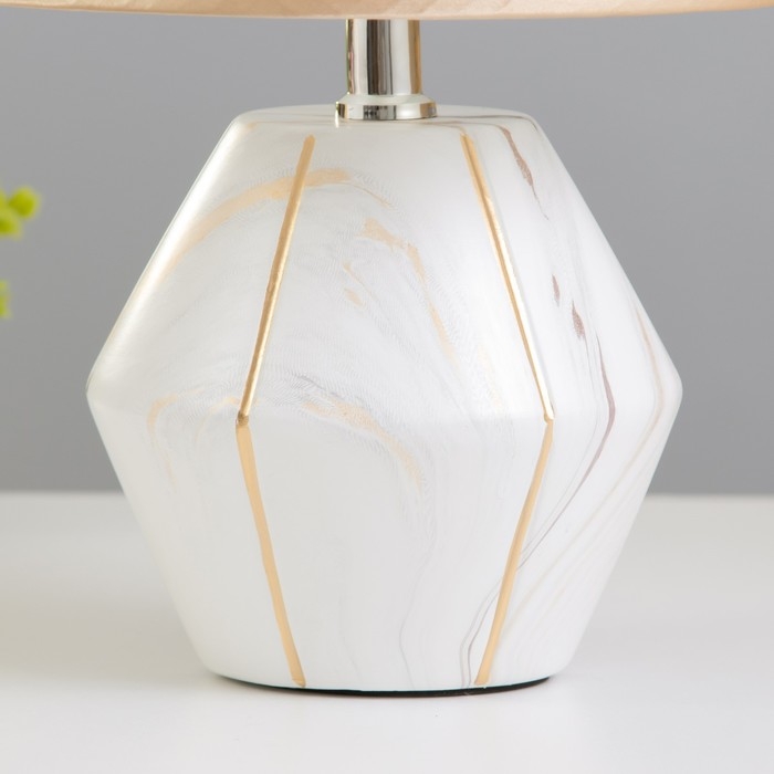 Настольная лампа Настольная лампа "Амандин" E14 40Вт белый-золото 23х23х35 см RISALUX