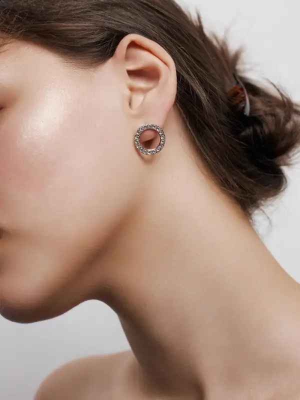 Серьги гвоздики круглые со стразами, белые в серебре d=1.8 м