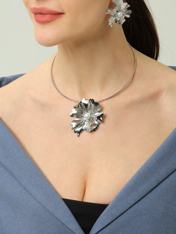 Набор 2 предмета: серьги, колье «Цветок» бусина, белый в серебре, d=14 см Набор 2 предмета: серьги, колье «Цветок» бусина, белый в серебре, d=14 см