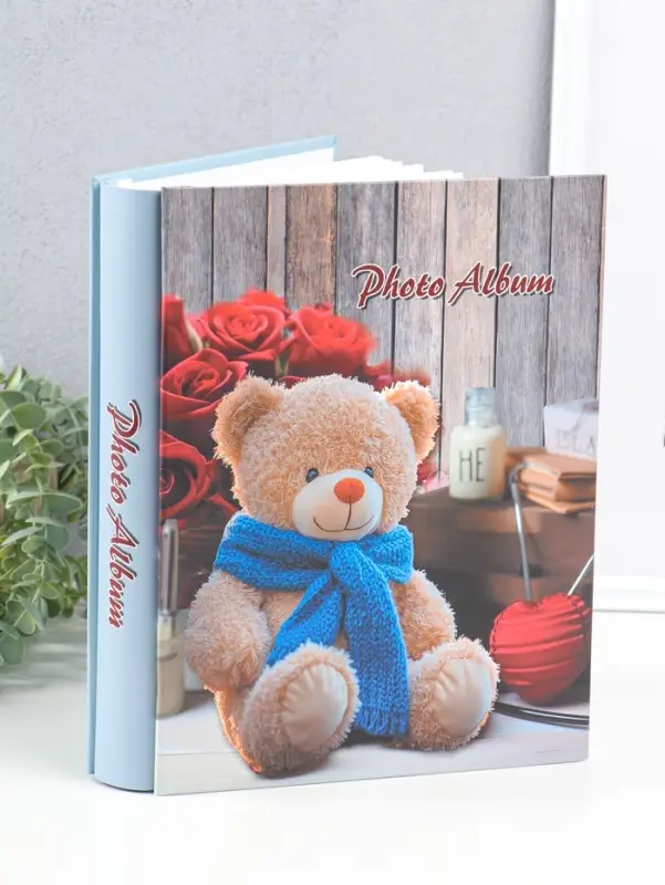 Фотоальбом на 200 фото 13х18 см "Медведь в синем шарфе и розы" в коробке 5,5х23,5х29,5 см