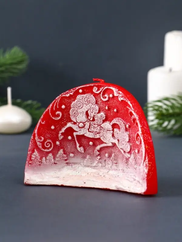 Свеча декоративная &laquo;Барельеф с лошадкой&raquo; 10.5&times;4.5&times;8 см, красный