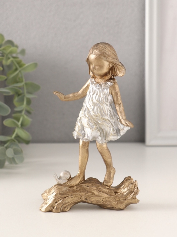 Сувенир полистоун "Малышка с улиткой на коряге" бронза с серебром 9,5х4,5х15 см