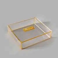 Подарочная коробка с тишью и гирляндой Present, 20 х 18 х 5 см