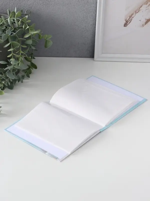 Фотоальбом на 40 фото 10х15 см Фотоальбом на 40 фото 10х15 см "Подарки у ёлочки" в коробке тисн.золото 4,7х14х17 см