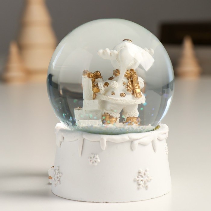 Сувенир полистоун водяной шар "Лосик с подарком" белый с золотом 7х8х9 см